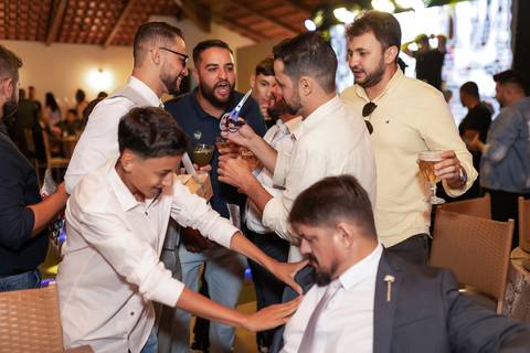 casamento-casar-cerimonia-make-noiva-noivo-vestido-terno-maquiagem-buque-vestido-daniel-custodio-fotografo-fotos-chacara-po-do-sol-uberlandia-minas-madrinha-padrinho-carro-lua-de-mel-banda-wedding-buffet-cerimonial-louge-brinde-doce-psita-dj-pista-love'