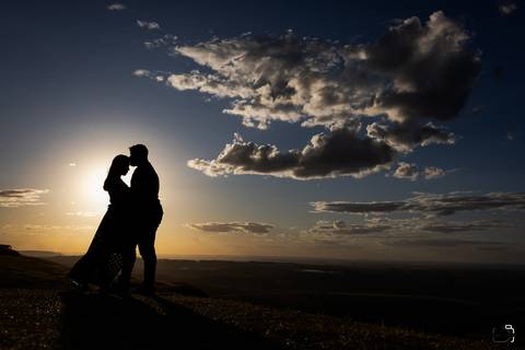 pre-wedding-ensaio-fotos-fotografias-casar-casal-noiva-noivo-daniel-custodio-uberlandia-make-off-madrinha-padrinho-igreja-chacara-buque-araxa-por-do-sol-fotografias-buffet-banda-dj-amor-love-maquiagem-buffet-salão-de-festa-minas-gerias-brasil-pista-terno'