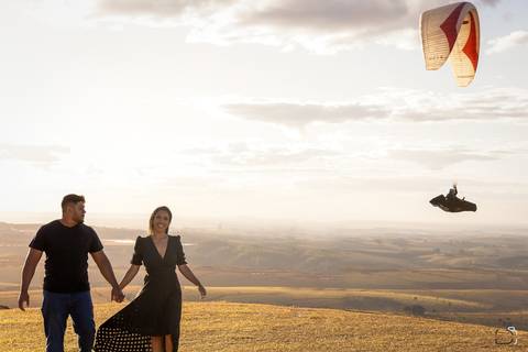 pre-wedding-ensaio-fotos-fotografias-casar-casal-noiva-noivo-daniel-custodio-uberlandia-make-off-madrinha-padrinho-igreja-chacara-buque-araxa-por-do-sol-fotografias-buffet-banda-dj-amor-love-maquiagem-buffet-salão-de-festa-minas-gerias-brasil-pista-terno'