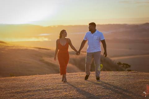 pre-wedding-ensaio-fotos-fotografias-casar-casal-noiva-noivo-daniel-custodio-uberlandia-make-off-madrinha-padrinho-igreja-chacara-buque-araxa-por-do-sol-fotografias-buffet-banda-dj-amor-love-maquiagem-buffet-salão-de-festa-minas-gerias-brasil-pista-terno'