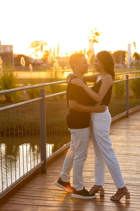 pre-wedding-ensaio-casal-casar-foto-fotografias-casamento-fotografo-em-uberlandia-daniel-custodio-uberlandia-minas-gerias-centro-cidade-parque-una-por-do-sol-igreja-maria-de-voz-vestido-terno-cerimonia-cerimonial-dj-buffet-banda-amor-love-madrinha-paje'
