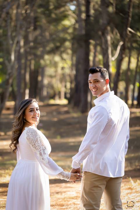 pre-wedding-ensaio-foto-fotografias-floresta-do-lobo-fotografo-daniel-custodio-uberlandia-minas-gerais-casar-casamento-cerimonial-noiva-noivo-padrinho-madrinha-dama-paje-buffet-dj-make-vestido-terno-amor-aliança-cartorio-civil-igreja-chacara-por-do-sol-'