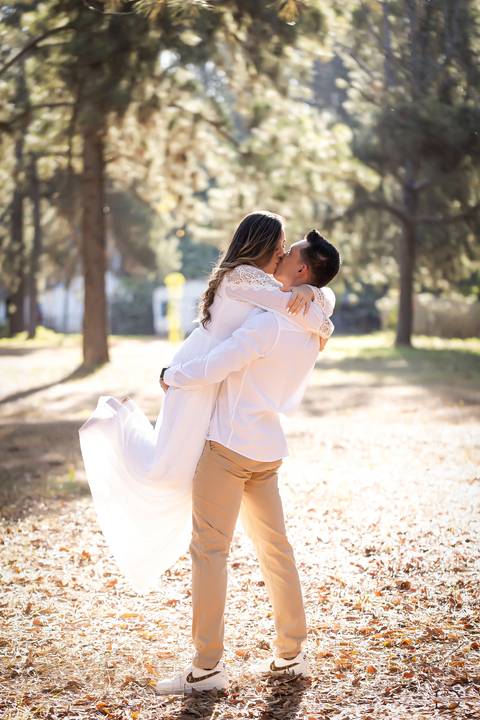 pre-wedding-ensaio-foto-fotografias-floresta-do-lobo-fotografo-daniel-custodio-uberlandia-minas-gerais-casar-casamento-cerimonial-noiva-noivo-padrinho-madrinha-dama-paje-buffet-dj-make-vestido-terno-amor-aliança-cartorio-civil-igreja-chacara-por-do-sol-'