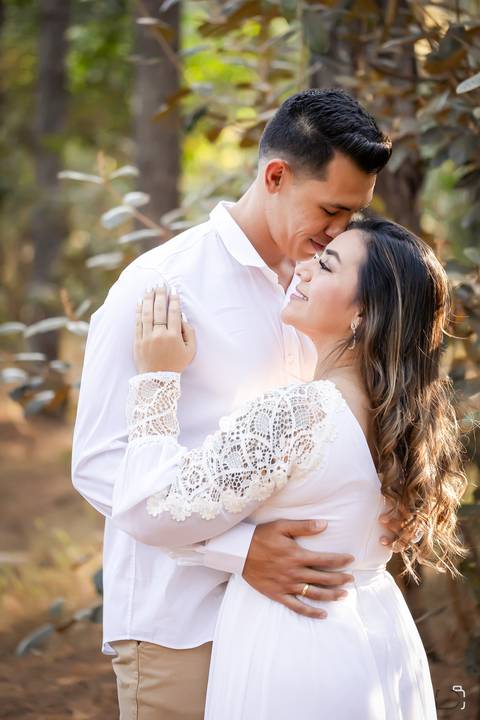 pre-wedding-ensaio-foto-fotografias-floresta-do-lobo-fotografo-daniel-custodio-uberlandia-minas-gerais-casar-casamento-cerimonial-noiva-noivo-padrinho-madrinha-dama-paje-buffet-dj-make-vestido-terno-amor-aliança-cartorio-civil-igreja-chacara-por-do-sol-'