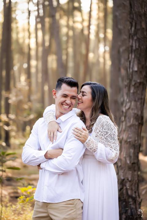 pre-wedding-ensaio-foto-fotografias-floresta-do-lobo-fotografo-daniel-custodio-uberlandia-minas-gerais-casar-casamento-cerimonial-noiva-noivo-padrinho-madrinha-dama-paje-buffet-dj-make-vestido-terno-amor-aliança-cartorio-civil-igreja-chacara-por-do-sol-'