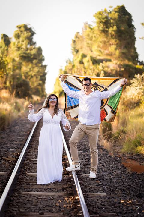 pre-wedding-ensaio-foto-fotografias-floresta-do-lobo-fotografo-daniel-custodio-uberlandia-minas-gerais-casar-casamento-cerimonial-noiva-noivo-padrinho-madrinha-dama-paje-buffet-dj-make-vestido-terno-amor-aliança-cartorio-civil-igreja-chacara-por-do-sol-'