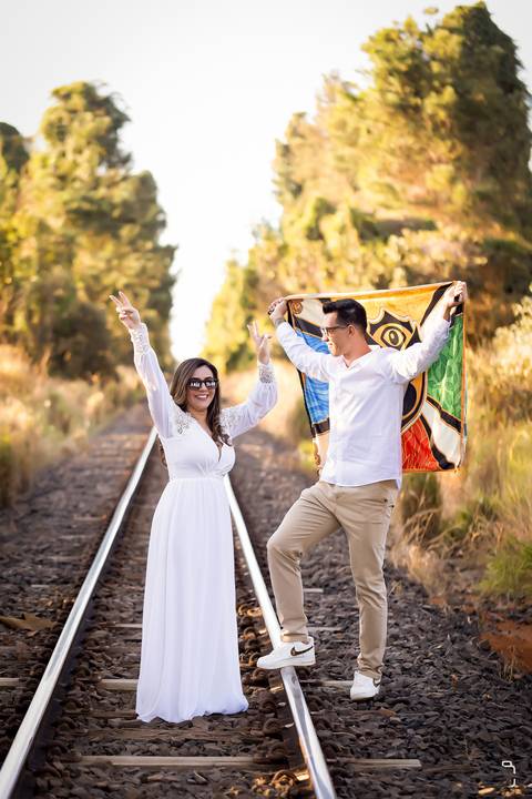 pre-wedding-ensaio-foto-fotografias-floresta-do-lobo-fotografo-daniel-custodio-uberlandia-minas-gerais-casar-casamento-cerimonial-noiva-noivo-padrinho-madrinha-dama-paje-buffet-dj-make-vestido-terno-amor-aliança-cartorio-civil-igreja-chacara-por-do-sol-'