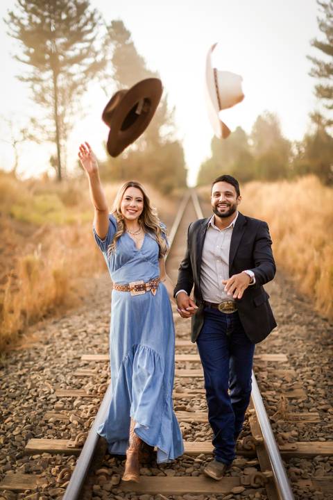 pre-wedding-ensaio-casal-casar-foto-fotografias-casamento-fotografo-em-uberlandia-daniel-custodio-uberlandia-minas-gerias-centro-cidade-parque-una-por-do-sol-igreja-maria-de-voz-vestido-terno-cerimonia-cerimonial-dj-buffet-banda-amor-love-madrinha-paje'