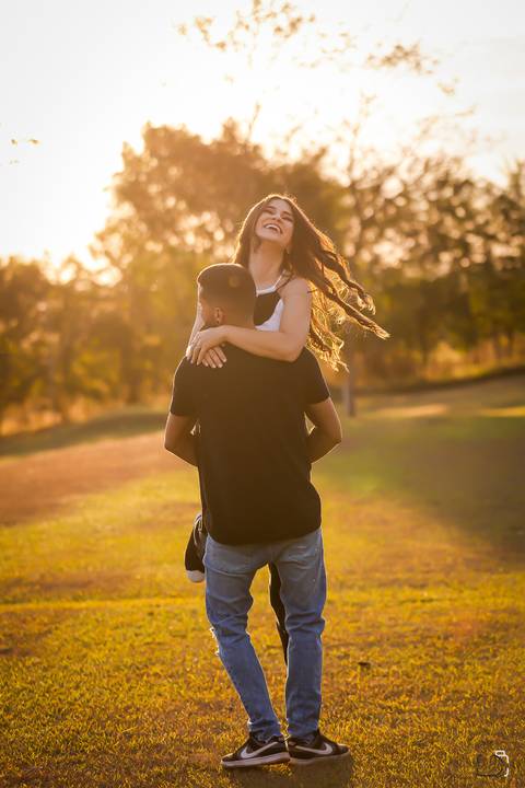 pre-wedding-ensaio-casal-casar-foto-fotografias-casamento-fotografo-em-uberlandia-daniel-custodio-uberlandia-minas-gerias-centro-cidade-parque-una-por-do-sol-igreja-maria-de-voz-vestido-terno-cerimonia-cerimonial-dj-buffet-banda-amor-love-madrinha-paje'