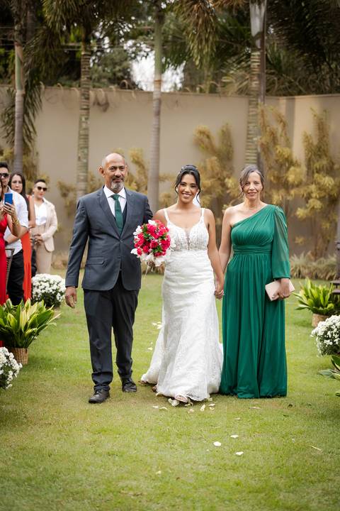 casamento-casar-noiva-make-vestido-buque-brinde-madrinha-dama-rainha-amor-fotografia-de-casamento-noivo-padrinho-chacara-love-cerimonial-igreja-por-do-sol-fotografo-fotos-dj-buffet-dança-uberlandia-minas-gerais-aliança-anel-banda-bar-buffet-buque-paixao- '