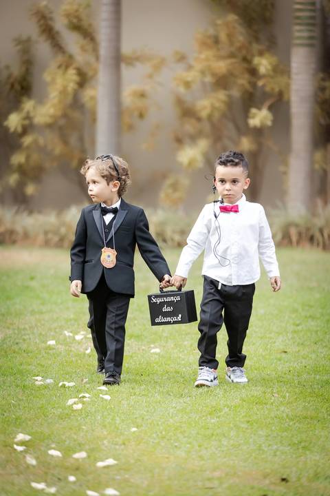 casamento-casar-noiva-make-vestido-buque-brinde-madrinha-dama-rainha-amor-fotografia-de-casamento-noivo-padrinho-chacara-love-cerimonial-igreja-por-do-sol-fotografo-fotos-dj-buffet-dança-uberlandia-minas-gerais-aliança-anel-banda-bar-buffet-buque-paixao- '