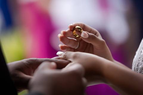 casamento-casar-noiva-make-vestido-buque-brinde-madrinha-dama-rainha-amor-fotografia-de-casamento-noivo-padrinho-chacara-love-cerimonial-igreja-por-do-sol-fotografo-fotos-dj-buffet-dança-uberlandia-minas-gerais-aliança-anel-banda-bar-buffet-buque-paixao- '