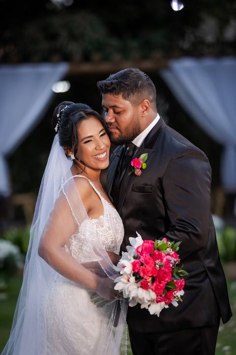 casamento-casar-noiva-make-vestido-buque-brinde-madrinha-dama-rainha-amor-fotografia-de-casamento-noivo-padrinho-chacara-love-cerimonial-igreja-por-do-sol-fotografo-fotos-dj-buffet-dança-uberlandia-minas-gerais-aliança-anel-banda-bar-buffet-buque-paixao- '