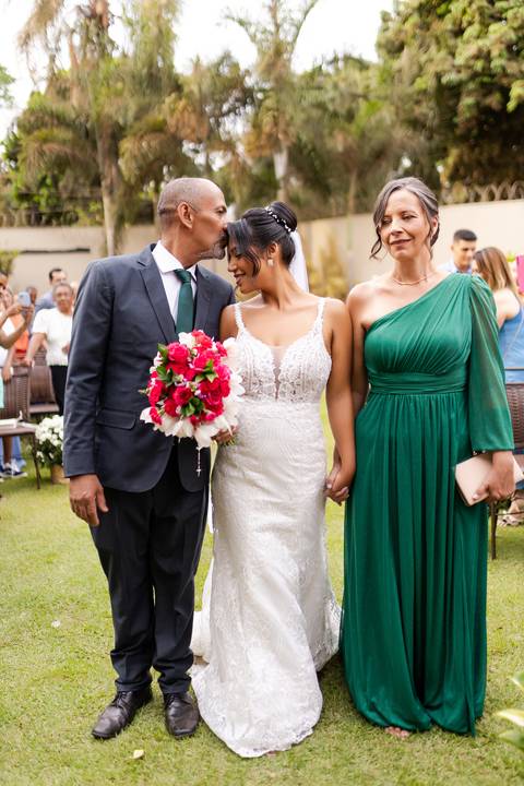 casamento-casar-noiva-make-vestido-buque-brinde-madrinha-dama-rainha-amor-fotografia-de-casamento-noivo-padrinho-chacara-love-cerimonial-igreja-por-do-sol-fotografo-fotos-dj-buffet-dança-uberlandia-minas-gerais-aliança-anel-banda-bar-buffet-buque-paixao- '