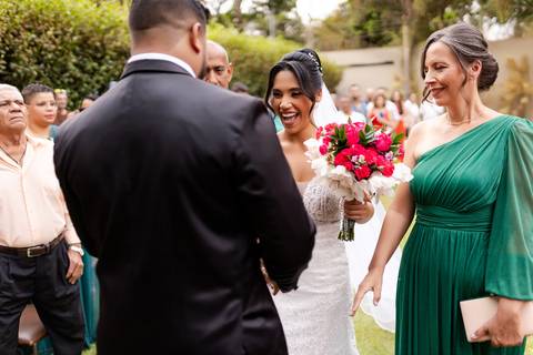 casamento-casar-noiva-make-vestido-buque-brinde-madrinha-dama-rainha-amor-fotografia-de-casamento-noivo-padrinho-chacara-love-cerimonial-igreja-por-do-sol-fotografo-fotos-dj-buffet-dança-uberlandia-minas-gerais-aliança-anel-banda-bar-buffet-buque-paixao- '