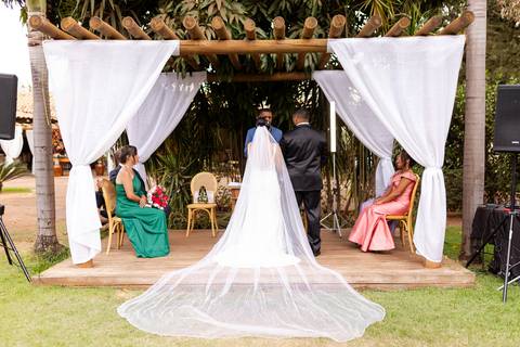 casamento-casar-noiva-make-vestido-buque-brinde-madrinha-dama-rainha-amor-fotografia-de-casamento-noivo-padrinho-chacara-love-cerimonial-igreja-por-do-sol-fotografo-fotos-dj-buffet-dança-uberlandia-minas-gerais-aliança-anel-banda-bar-buffet-buque-paixao- '