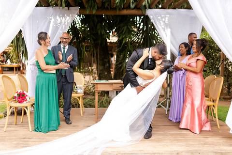 casamento-casar-noiva-make-vestido-buque-brinde-madrinha-dama-rainha-amor-fotografia-de-casamento-noivo-padrinho-chacara-love-cerimonial-igreja-por-do-sol-fotografo-fotos-dj-buffet-dança-uberlandia-minas-gerais-aliança-anel-banda-bar-buffet-buque-paixao- '