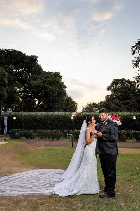 casamento-casar-noiva-make-vestido-buque-brinde-madrinha-dama-rainha-amor-fotografia-de-casamento-noivo-padrinho-chacara-love-cerimonial-igreja-por-do-sol-fotografo-fotos-dj-buffet-dança-uberlandia-minas-gerais-aliança-anel-banda-bar-buffet-buque-paixao- '