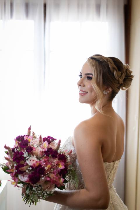 casar-noiva-vestido-make-cabelo-maquiagem-buque-madrinha-brinde-fotografo-fotos-fotografias-buque-aliança-civil-igreja-chacara-buffet-dança-banda-dj-por-do-sol-dama-drone-uberlandia-minas-gerais-amor-love-momento-unico-video-filmagem-mae-pai-filho-veio-oi'