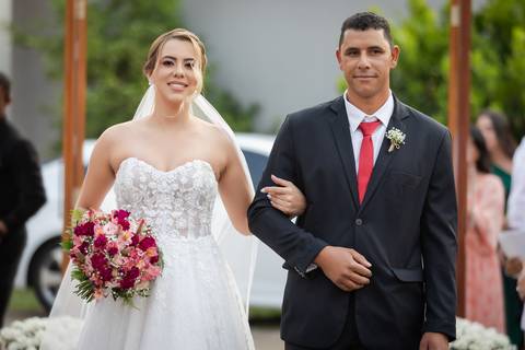 casar-noiva-vestido-make-cabelo-maquiagem-buque-madrinha-brinde-fotografo-fotos-fotografias-buque-aliança-civil-igreja-chacara-buffet-dança-banda-dj-por-do-sol-dama-drone-uberlandia-minas-gerais-amor-love-momento-unico-video-filmagem-mae-pai-filho-veio-oi'