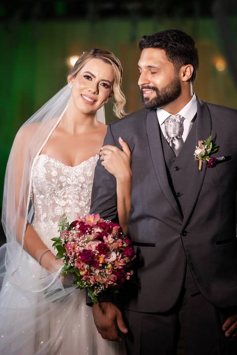 casar-noiva-vestido-make-cabelo-maquiagem-buque-madrinha-brinde-fotografo-fotos-fotografias-buque-aliança-civil-igreja-chacara-buffet-dança-banda-dj-por-do-sol-dama-drone-uberlandia-minas-gerais-amor-love-momento-unico-video-filmagem-mae-pai-filho-veio-oi'