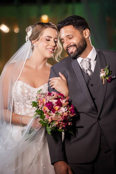 casar-noiva-vestido-make-cabelo-maquiagem-buque-madrinha-brinde-fotografo-fotos-fotografias-buque-aliança-civil-igreja-chacara-buffet-dança-banda-dj-por-do-sol-dama-drone-uberlandia-minas-gerais-amor-love-momento-unico-video-filmagem-mae-pai-filho-veio-oi'