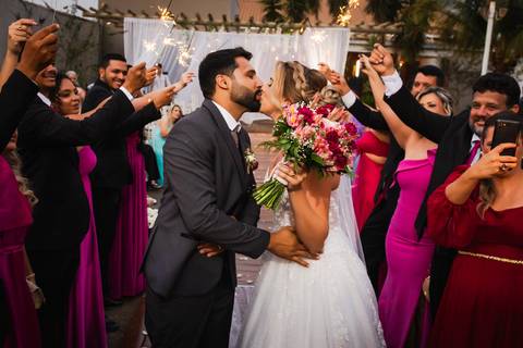 casar-noiva-vestido-make-cabelo-maquiagem-buque-madrinha-brinde-fotografo-fotos-fotografias-buque-aliança-civil-igreja-chacara-buffet-dança-banda-dj-por-do-sol-dama-drone-uberlandia-minas-gerais-amor-love-momento-unico-video-filmagem-mae-pai-filho-veio-oi'