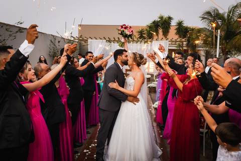 casar-noiva-vestido-make-cabelo-maquiagem-buque-madrinha-brinde-fotografo-fotos-fotografias-buque-aliança-civil-igreja-chacara-buffet-dança-banda-dj-por-do-sol-dama-drone-uberlandia-minas-gerais-amor-love-momento-unico-video-filmagem-mae-pai-filho-veio-oi'