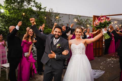 casar-noiva-vestido-make-cabelo-maquiagem-buque-madrinha-brinde-fotografo-fotos-fotografias-buque-aliança-civil-igreja-chacara-buffet-dança-banda-dj-por-do-sol-dama-drone-uberlandia-minas-gerais-amor-love-momento-unico-video-filmagem-mae-pai-filho-veio-oi'