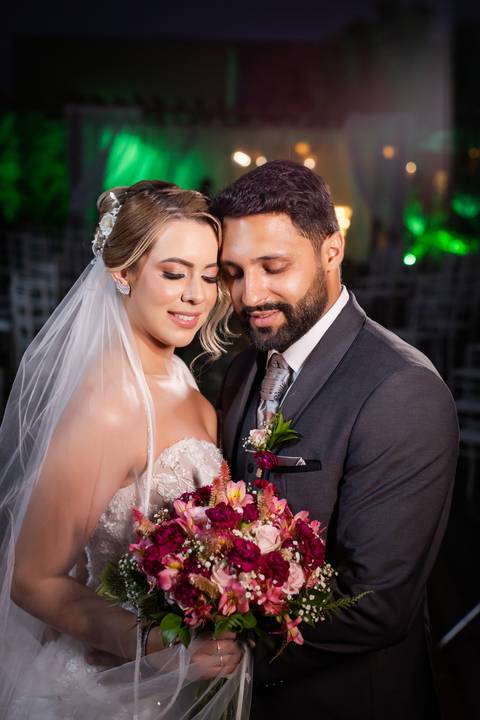 casar-noiva-vestido-make-cabelo-maquiagem-buque-madrinha-brinde-fotografo-fotos-fotografias-buque-aliança-civil-igreja-chacara-buffet-dança-banda-dj-por-do-sol-dama-drone-uberlandia-minas-gerais-amor-love-momento-unico-video-filmagem-mae-pai-filho-veio-oi'