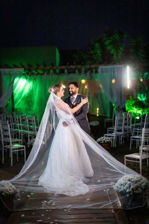 casar-noiva-vestido-make-cabelo-maquiagem-buque-madrinha-brinde-fotografo-fotos-fotografias-buque-aliança-civil-igreja-chacara-buffet-dança-banda-dj-por-do-sol-dama-drone-uberlandia-minas-gerais-amor-love-momento-unico-video-filmagem-mae-pai-filho-veio-oi'