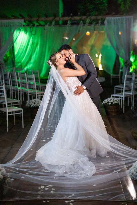 casar-noiva-vestido-make-cabelo-maquiagem-buque-madrinha-brinde-fotografo-fotos-fotografias-buque-aliança-civil-igreja-chacara-buffet-dança-banda-dj-por-do-sol-dama-drone-uberlandia-minas-gerais-amor-love-momento-unico-video-filmagem-mae-pai-filho-veio-oi'