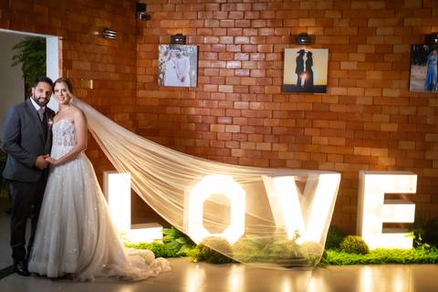 casar-noiva-vestido-make-cabelo-maquiagem-buque-madrinha-brinde-fotografo-fotos-fotografias-buque-aliança-civil-igreja-chacara-buffet-dança-banda-dj-por-do-sol-dama-drone-uberlandia-minas-gerais-amor-love-momento-unico-video-filmagem-mae-pai-filho-veio-oi'