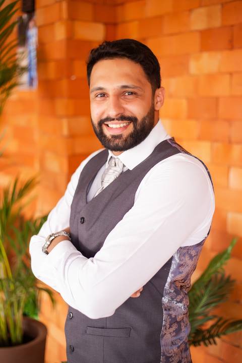 casar-noiva-vestido-make-cabelo-maquiagem-buque-madrinha-brinde-fotografo-fotos-fotografias-buque-aliança-civil-igreja-chacara-buffet-dança-banda-dj-por-do-sol-dama-drone-uberlandia-minas-gerais-amor-love-momento-unico-video-filmagem-mae-pai-filho-veio-oi'