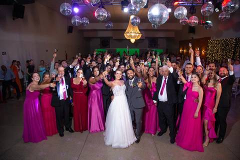 casar-noiva-vestido-make-cabelo-maquiagem-buque-madrinha-brinde-fotografo-fotos-fotografias-buque-aliança-civil-igreja-chacara-buffet-dança-banda-dj-por-do-sol-dama-drone-uberlandia-minas-gerais-amor-love-momento-unico-video-filmagem-mae-pai-filho-veio-oi'