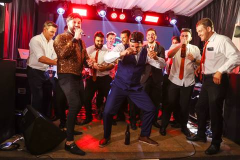 casamento-casar-cerimonia-noiva-vestido-atelie-buque-make-off-maquiagem-fotografo-daniel-custodio-madrinha-dama-cabelo-noivo-padrinho-carro-festa-terno-chacra-bufft-atelie-mae-pai-por-do-sol-love-amor-wedding-brinde-padre-igreja-brinco-sapato-aliança-love'