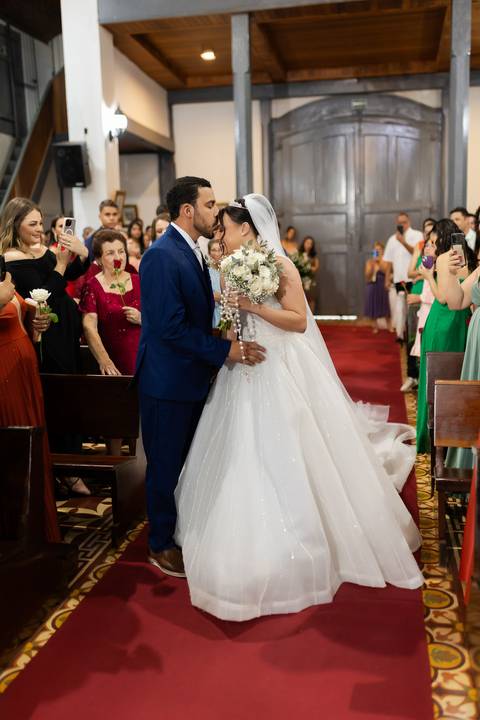 casamento-casar-cerimonia-noiva-vestido-atelie-buque-make-off-maquiagem-fotografo-daniel-custodio-madrinha-dama-cabelo-noivo-padrinho-carro-festa-terno-chacra-bufft-atelie-mae-pai-por-do-sol-love-amor-wedding-brinde-padre-igreja-brinco-sapato-aliança-love'