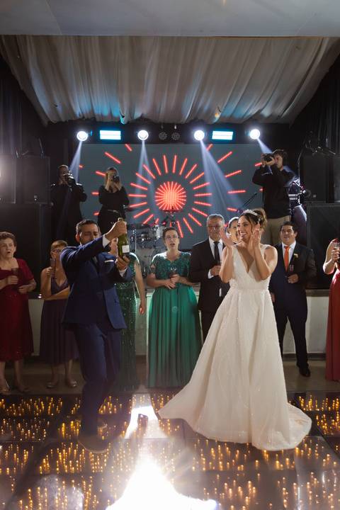 casamento-casar-cerimonia-noiva-vestido-atelie-buque-make-off-maquiagem-fotografo-daniel-custodio-madrinha-dama-cabelo-noivo-padrinho-carro-festa-terno-chacra-bufft-atelie-mae-pai-por-do-sol-love-amor-wedding-brinde-padre-igreja-brinco-sapato-aliança-love'