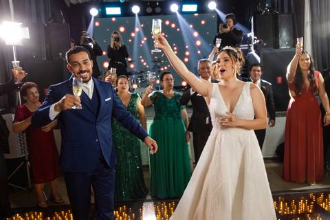 casamento-casar-cerimonia-noiva-vestido-atelie-buque-make-off-maquiagem-fotografo-daniel-custodio-madrinha-dama-cabelo-noivo-padrinho-carro-festa-terno-chacra-bufft-atelie-mae-pai-por-do-sol-love-amor-wedding-brinde-padre-igreja-brinco-sapato-aliança-love'