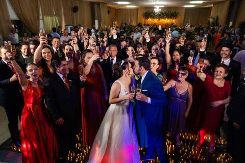 casamento-casar-cerimonia-noiva-vestido-atelie-buque-make-off-maquiagem-fotografo-daniel-custodio-madrinha-dama-cabelo-noivo-padrinho-carro-festa-terno-chacra-bufft-atelie-mae-pai-por-do-sol-love-amor-wedding-brinde-padre-igreja-brinco-sapato-aliança-love'