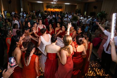 casamento-casar-cerimonia-noiva-vestido-atelie-buque-make-off-maquiagem-fotografo-daniel-custodio-madrinha-dama-cabelo-noivo-padrinho-carro-festa-terno-chacra-bufft-atelie-mae-pai-por-do-sol-love-amor-wedding-brinde-padre-igreja-brinco-sapato-aliança-love'