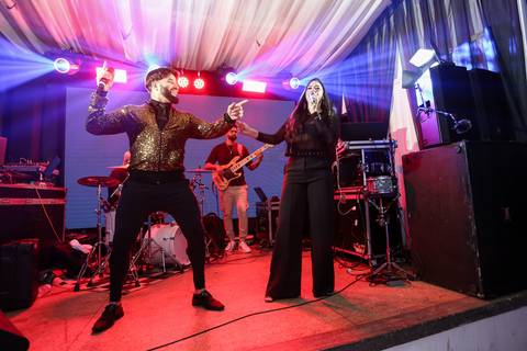 casamento-casar-cerimonia-noiva-vestido-atelie-buque-make-off-maquiagem-fotografo-daniel-custodio-madrinha-dama-cabelo-noivo-padrinho-carro-festa-terno-chacra-bufft-atelie-mae-pai-por-do-sol-love-amor-wedding-brinde-padre-igreja-brinco-sapato-aliança-love'