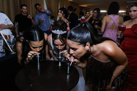 casamento-casar-cerimonia-noiva-vestido-atelie-buque-make-off-maquiagem-fotografo-daniel-custodio-madrinha-dama-cabelo-noivo-padrinho-carro-festa-terno-chacra-bufft-atelie-mae-pai-por-do-sol-love-amor-wedding-brinde-padre-igreja-brinco-sapato-aliança-love'