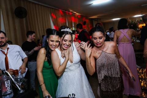 casamento-casar-cerimonia-noiva-vestido-atelie-buque-make-off-maquiagem-fotografo-daniel-custodio-madrinha-dama-cabelo-noivo-padrinho-carro-festa-terno-chacra-bufft-atelie-mae-pai-por-do-sol-love-amor-wedding-brinde-padre-igreja-brinco-sapato-aliança-love'