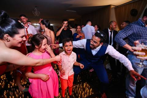 casamento-casar-cerimonia-noiva-vestido-atelie-buque-make-off-maquiagem-fotografo-daniel-custodio-madrinha-dama-cabelo-noivo-padrinho-carro-festa-terno-chacra-bufft-atelie-mae-pai-por-do-sol-love-amor-wedding-brinde-padre-igreja-brinco-sapato-aliança-love'