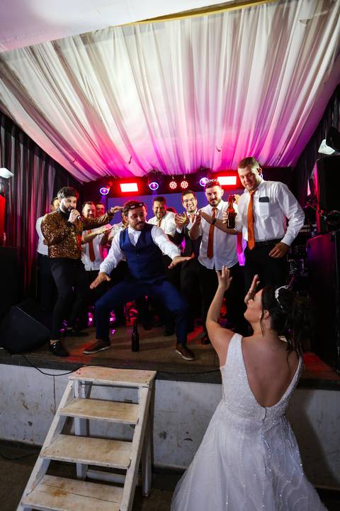 casamento-casar-cerimonia-noiva-vestido-atelie-buque-make-off-maquiagem-fotografo-daniel-custodio-madrinha-dama-cabelo-noivo-padrinho-carro-festa-terno-chacra-bufft-atelie-mae-pai-por-do-sol-love-amor-wedding-brinde-padre-igreja-brinco-sapato-aliança-love'