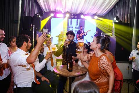 casamento-casar-cerimonia-noiva-vestido-atelie-buque-make-off-maquiagem-fotografo-daniel-custodio-madrinha-dama-cabelo-noivo-padrinho-carro-festa-terno-chacra-bufft-atelie-mae-pai-por-do-sol-love-amor-wedding-brinde-padre-igreja-brinco-sapato-aliança-love'