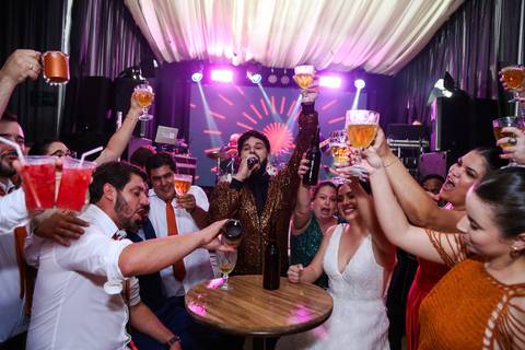 casamento-casar-cerimonia-noiva-vestido-atelie-buque-make-off-maquiagem-fotografo-daniel-custodio-madrinha-dama-cabelo-noivo-padrinho-carro-festa-terno-chacra-bufft-atelie-mae-pai-por-do-sol-love-amor-wedding-brinde-padre-igreja-brinco-sapato-aliança-love'