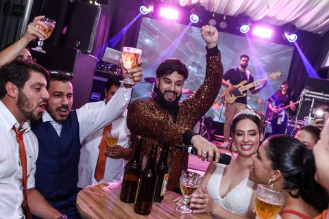 casamento-casar-cerimonia-noiva-vestido-atelie-buque-make-off-maquiagem-fotografo-daniel-custodio-madrinha-dama-cabelo-noivo-padrinho-carro-festa-terno-chacra-bufft-atelie-mae-pai-por-do-sol-love-amor-wedding-brinde-padre-igreja-brinco-sapato-aliança-love'