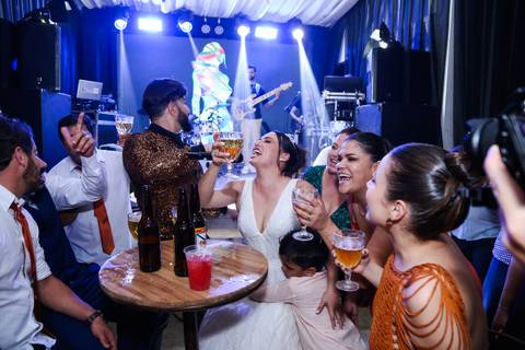 casamento-casar-cerimonia-noiva-vestido-atelie-buque-make-off-maquiagem-fotografo-daniel-custodio-madrinha-dama-cabelo-noivo-padrinho-carro-festa-terno-chacra-bufft-atelie-mae-pai-por-do-sol-love-amor-wedding-brinde-padre-igreja-brinco-sapato-aliança-love'